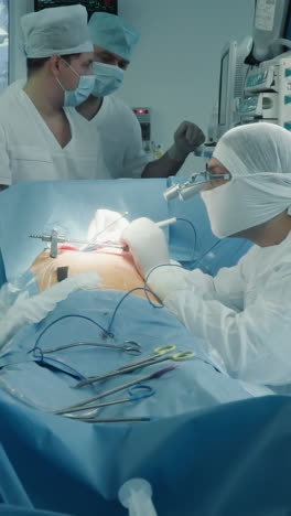 el médico con asistentes opera al paciente en la habitación. el cirujano cardíaco con el equipo realiza una moderna cirugía de derivación arterial en la clínica. terapia de enfermedades cardíacas