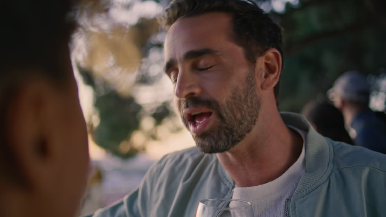 hombre hablando mujer desconocida cita nocturna de cerca. macho barbudo coqueteando