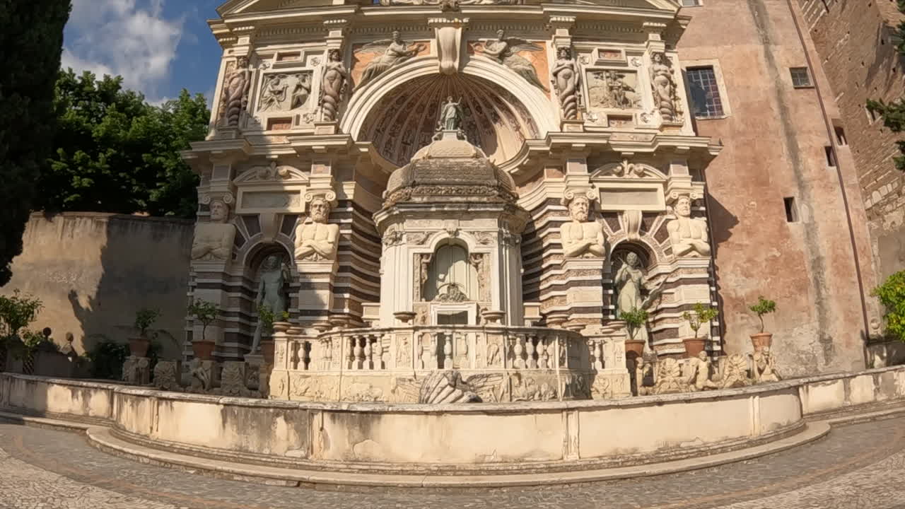 Magnifica fontana barocca a Villa d'Este a Tivoli, vicino a Roma. Elaborate sculture in pietra, nicchie ad arco e statue classiche in una giornata di sole in Italia.