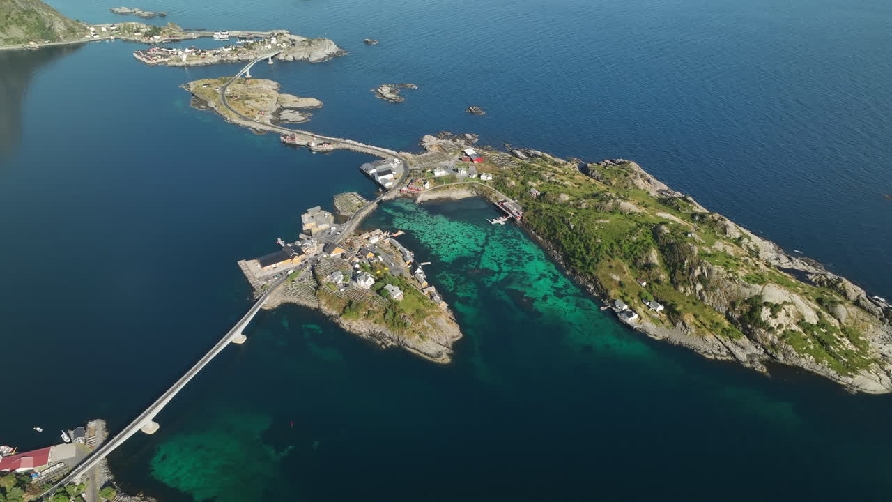 노웨이의 로포텐 제도 (lofoten archipelago) 의 다리 위의 공중 각도
