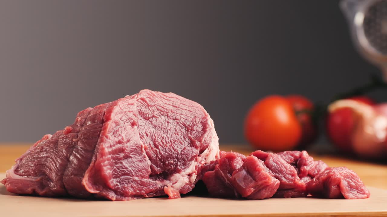 Daging Sapi Mentah dan Sayuran di atas Talenan