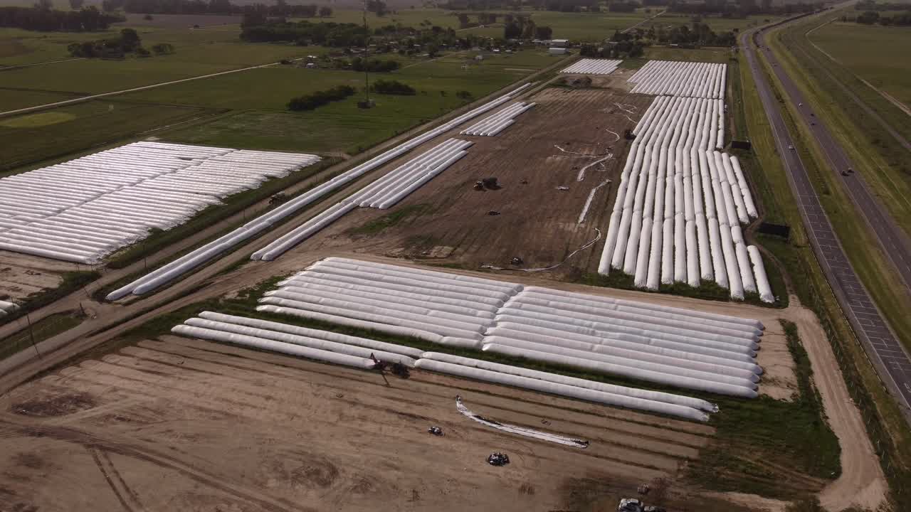 drone volando sobre bolsas de silo blancas en la granja, buenos aires en argentina