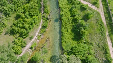 Agua-Limpia-Y-Clara-Del-Río-Cetina-En-Verano-En-Cetina,-Croacia---Aéreo