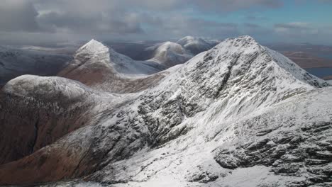 Drohnenschwenkaufnahme-Der-Red-Cuillin-Mountains-Im-Winter-An-Einem-Sonnigen-Tag-In-Schottland