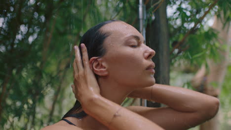 Mujer-Atractiva-En-La-Ducha-Usando-Bikini-Lavando-El-Cuerpo-Limpiando-La-Piel-Con-Agua-Refrescante-Disfrutando-De-Un-Spa-De-Belleza-Natural-Duchándose-Al-Aire-Libre-En-La-Naturaleza