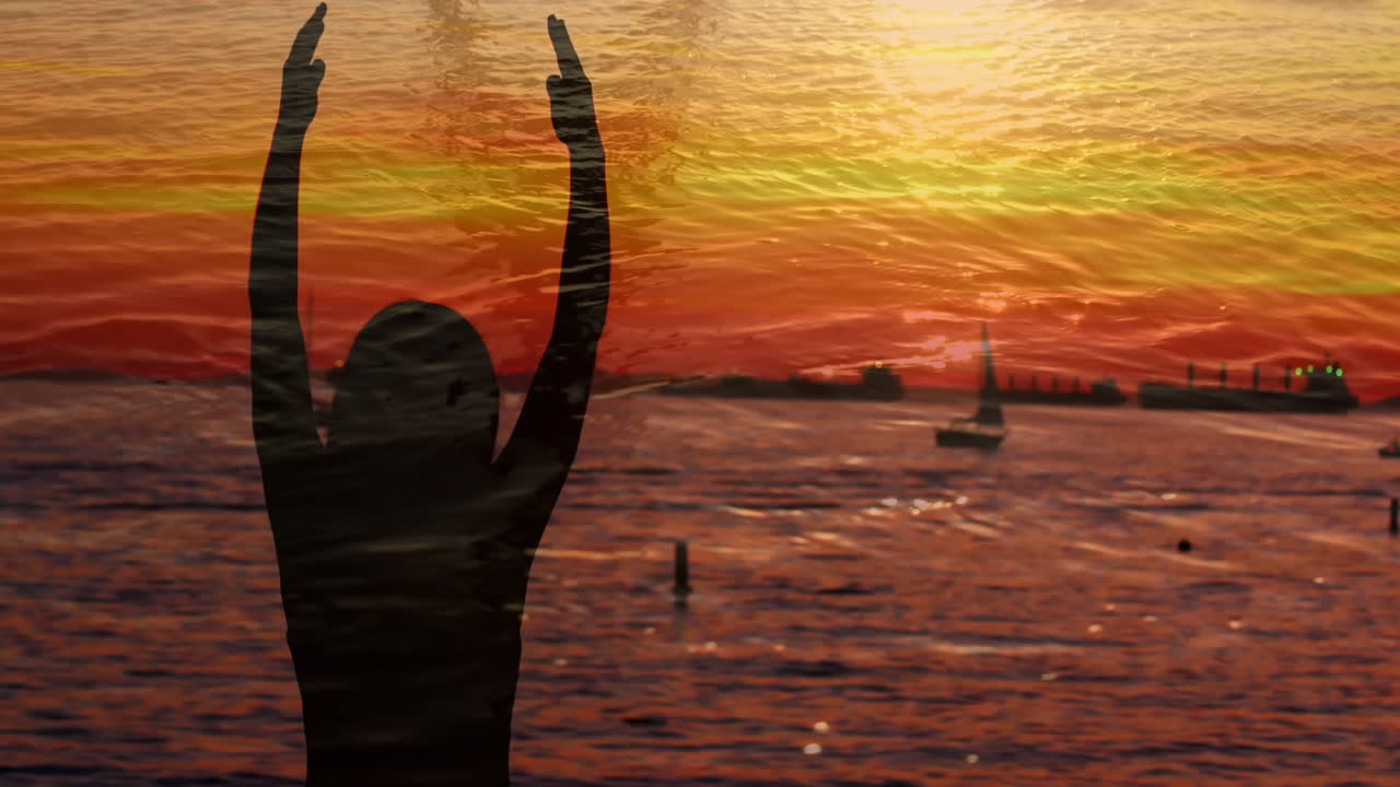 силуэт женщины, занимающейся йогой возле порта