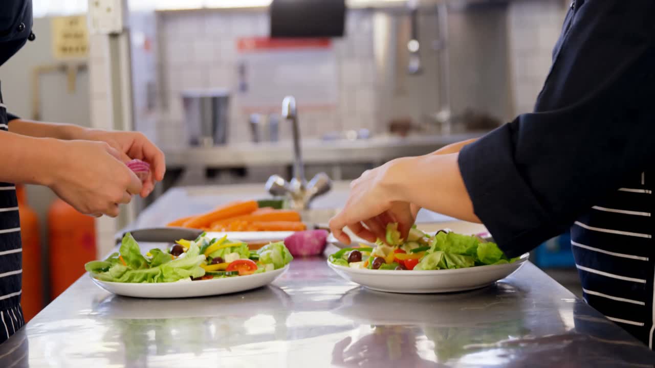 sección media del chef preparando ensalada 4k