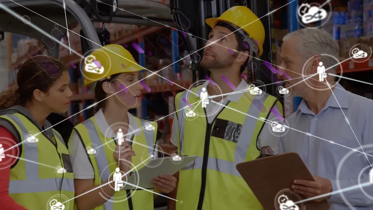 animación de la red de conexiones con iconos sobre un grupo de diversos trabajadores del almacén.
