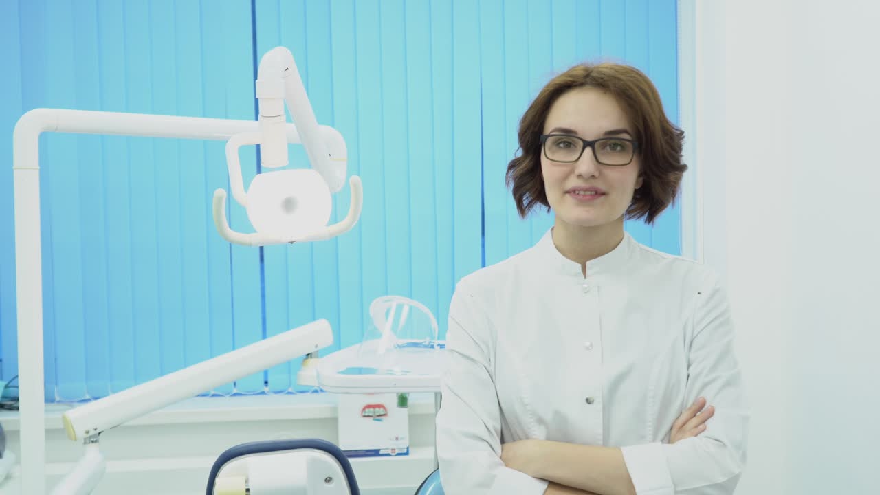 dentista feminina em consultório dentário