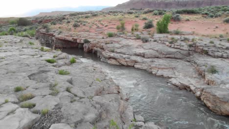 un río escénico que atraviesa una cuenca de roca roja