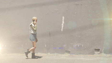 video de luces de colores sobre una mujer biracial caminando al trabajo, usando un teléfono inteligente en la calle