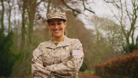 Retrato-De-Una-Soldado-Estadounidense-En-Uniforme-Que-Regresa-A-Casa-Con-Licencia