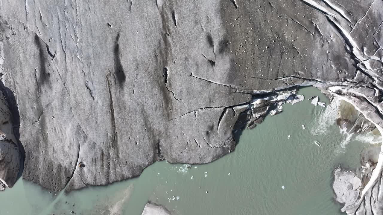 vista aérea del glaciar del ródano y las formaciones de hielo en furkapass, uri