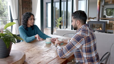 Una-Joven-Pareja-Asiática-Disfruta-De-Una-Conversación-Tomando-Un-Café-En-Casa