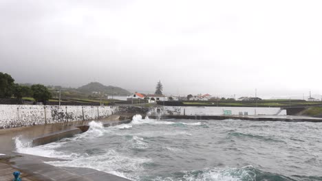 Tormentosas-Olas-Rompiendo-Con-Espuma-Contra-Las-Defensas-Marinas-De-Terceira