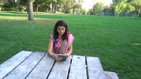 Junge-Frau-Benutzt-Tablet-In-Einem-Park