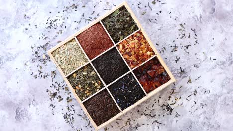varios tipos de té seco en caja de madera