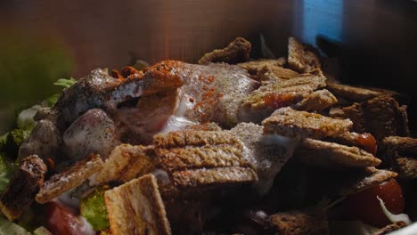 primer plano de las especias que se agregan a un tazón mientras se prepara la ensalada de atún