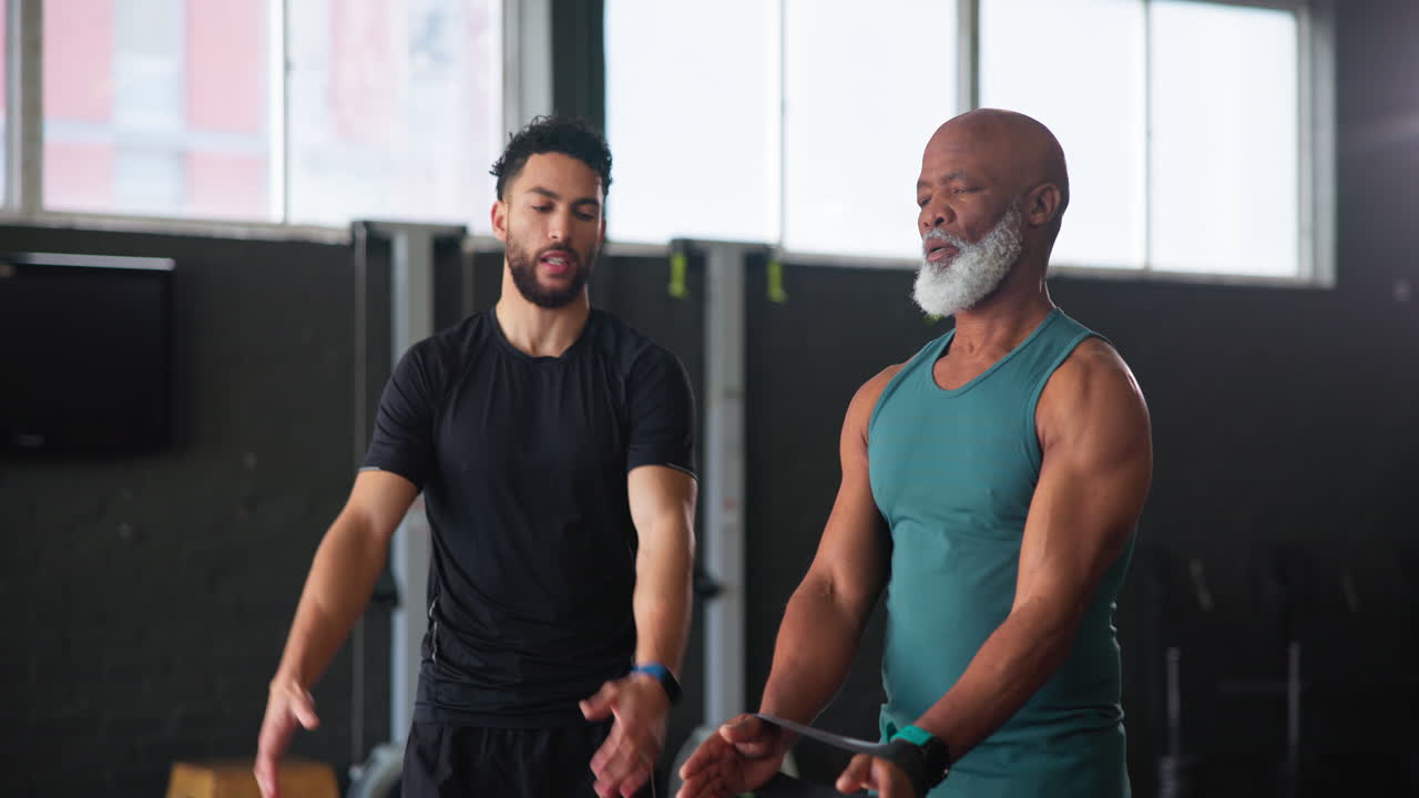 sesión de entrenamiento físico con banda de resistencia