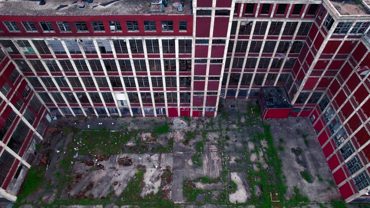 마약 중독자들이 불법 마약을 사용하기 위해 사용하는 무서운 버려진 창고