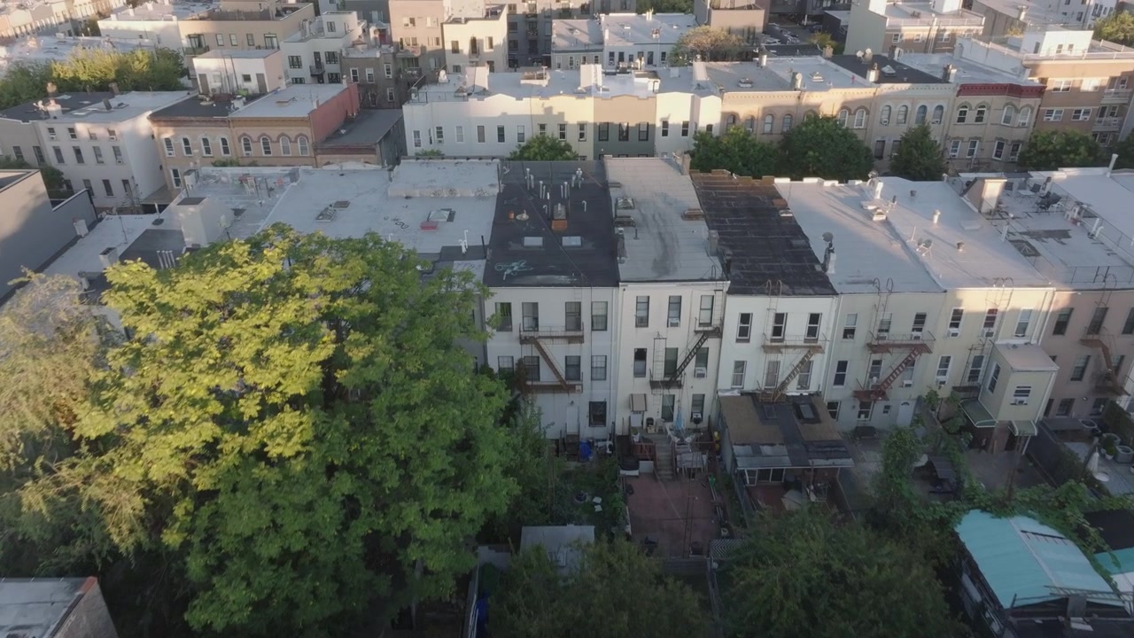Vista aerea di Brooklyn all'alba. Ripresa in una mattina d'autunno a New York City