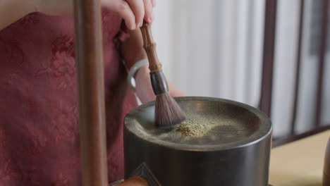 Recogiendo-Polvo-Molido-Con-Un-Cepillo-Preparando-La-Tradicional-Ceremonia-Del-Té-Chino