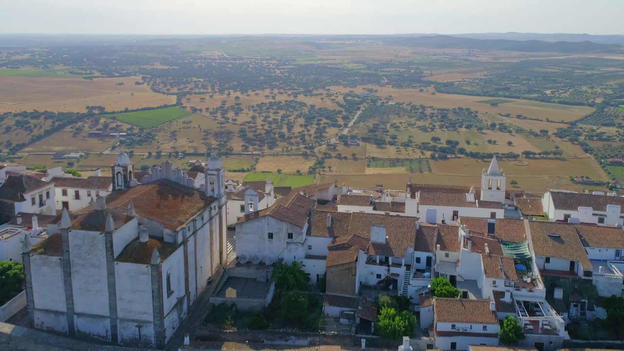 vuelo de drones sobre el castillo de monsaraz hacia campos en el paisaje de alentejo, portugal