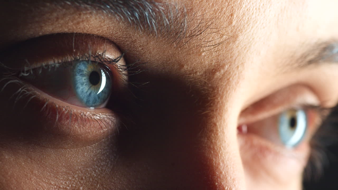 visión, ojos y optometría con una mujer en una prueba