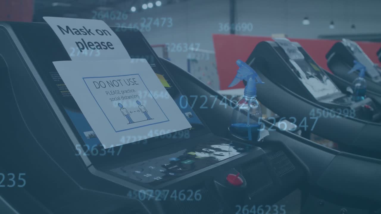 animación de la máscara por favor signo de coronavirus en la cinta de correr equipo de ejercicio en el gimnasio