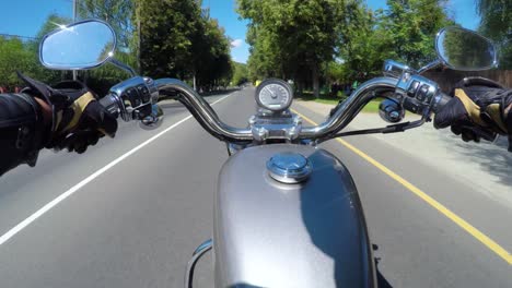 conducir una motocicleta. el motociclista viaja por la carretera con una primera persona.