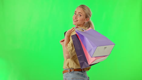 mujer, tarjeta de crédito y bolsas de compras en verde