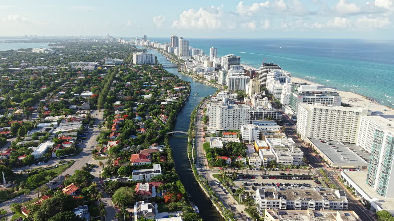 Veduta aerea di Miami Beach, Florida, USA, con edifici sul lungomare, Indian Creek e Bayshore.