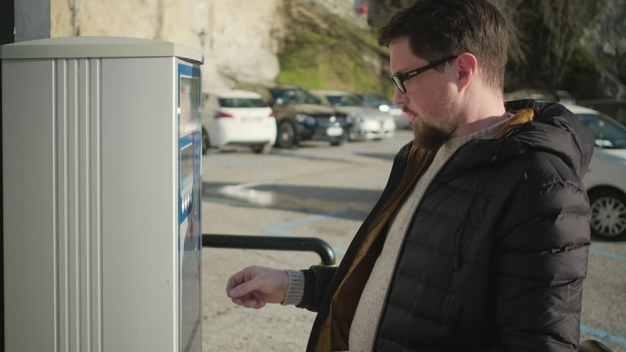 주차비를 지불하는 남자