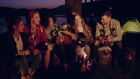 las canciones de la fogata los amigos se reúnen para