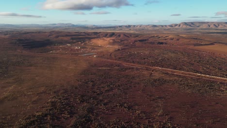 Tren-En-El-Desierto-Australiano-Al-Atardecer-En-Las-Cercanías-De-La-Mina-De-Hierro