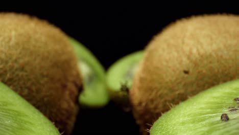 Kiwi-Fresco-Cortado-Por-La-Mitad-Super-Macro-Cerrar-Disparar-Volar-Sobre-4k-Disparar-De-Alta-Calidad