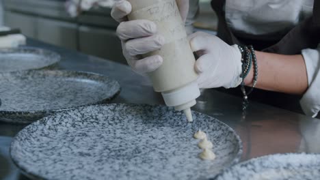 Un-Chef-Profesional-Prepara-Una-Hamburguesa-En-Su-Cocina---06