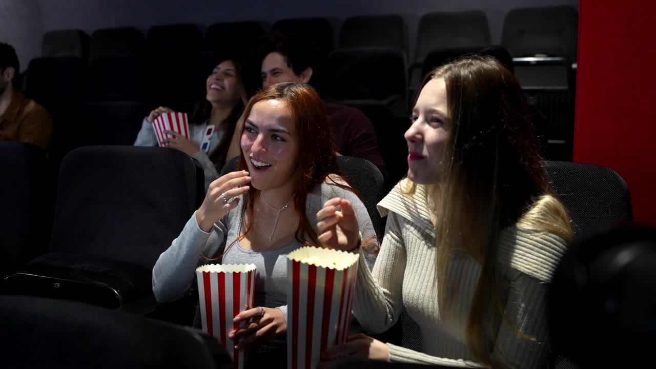persone che guardano un film in un cinema