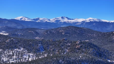 Navidad-Primera-Nieve-Hoja-Perenne-Tres-Hermanas-Rango-Frontal-Monte-Denver-Cielo-Azul-Evans-Aéreo-Cinematográfico-Zumbido-Fresco-Helada-Mañana-Hermosa-Cielo-Azul-Pinos-Escarchados-Círculo-Ampliado-Movimiento-A-La-Derecha