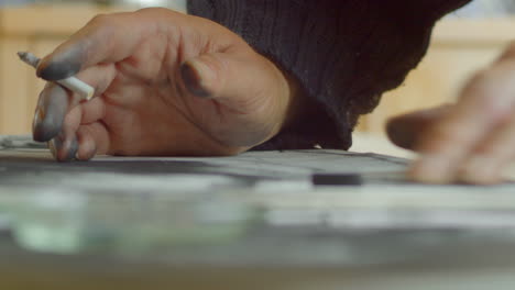 hábito de fumar en cadena como un artista de lienzo sobrecargado de trabajo