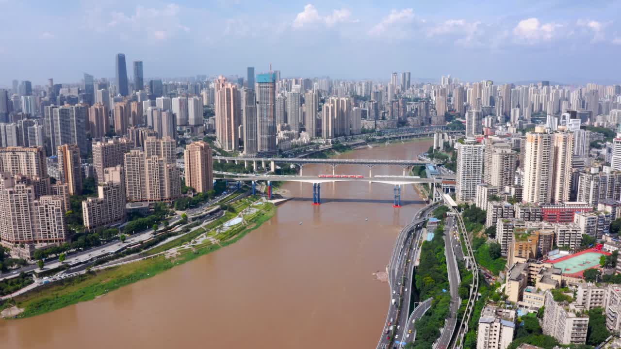 chongqing enorme paisaje urbano chino con el río yangtze cruzándolo