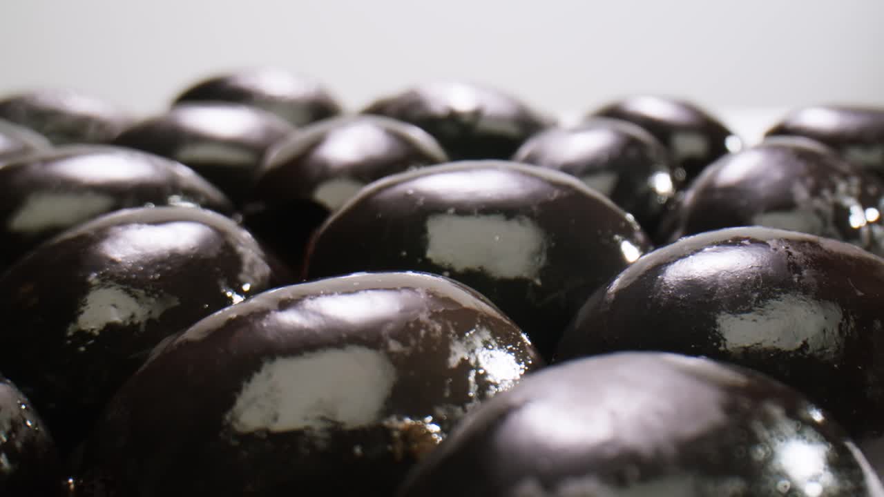 aceitunas verdes redondas en vinagre de grecia como fondo, vista de arriba. imágenes de alta calidad en 4k