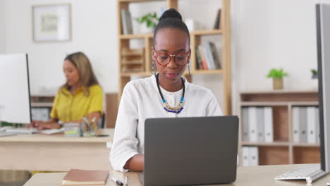 Gafas,-Oficina-Moderna-Y-Mujer-Negra-Escribiendo