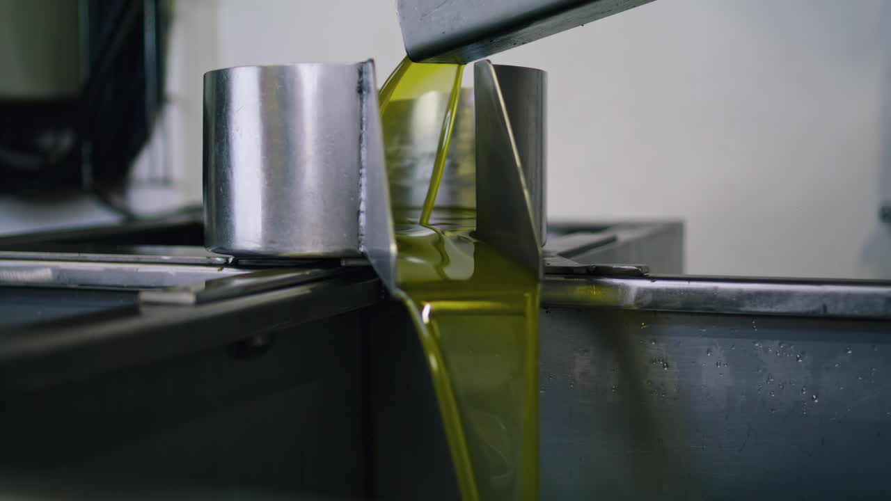 올리브 기 기계 수직으로 시설에서 압축 된 기름 흐르는 파이프