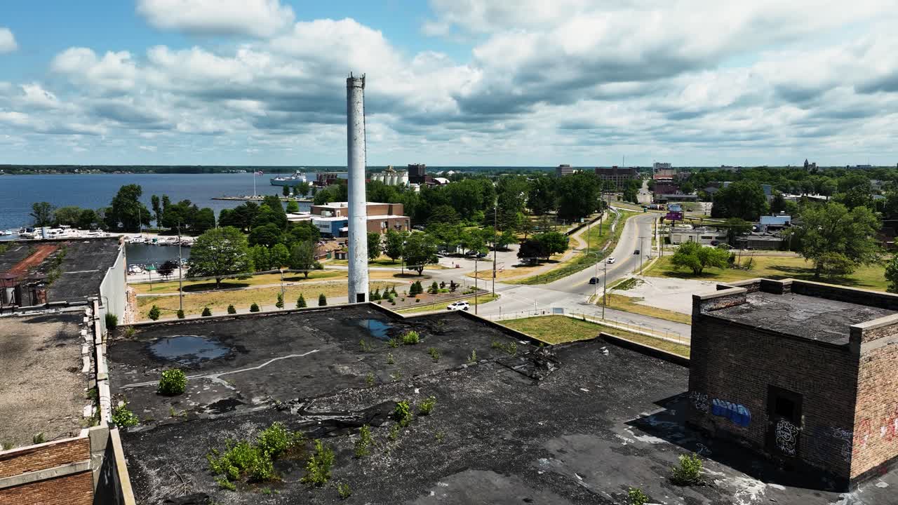 드론이 오래된 폐기된 연기 벽돌 쪽으로 이동하고 있습니다.