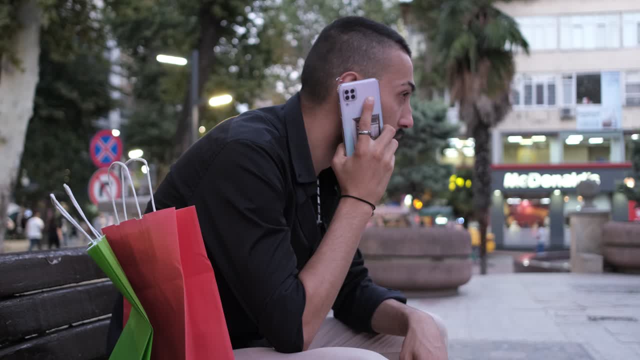 hombre hablando por teléfono.