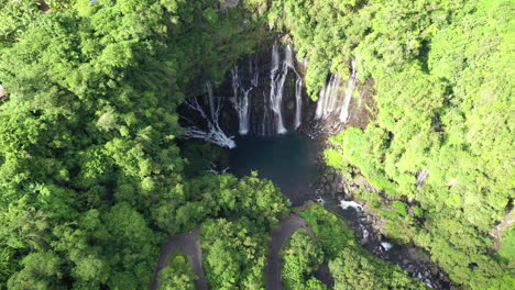 Grand-Galet-Cae-En-La-Cascada-Langevin-En-La-Isla-De-Réunion