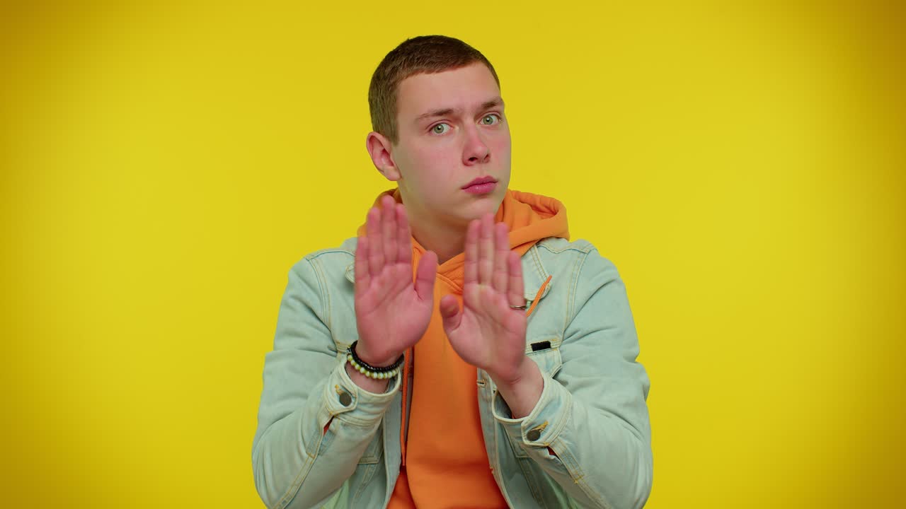 """사람은 손가락을 입술에 러 침을 지시합니다, 신호는 비밀을 말하지 않습니다, 조용히하십시오."""