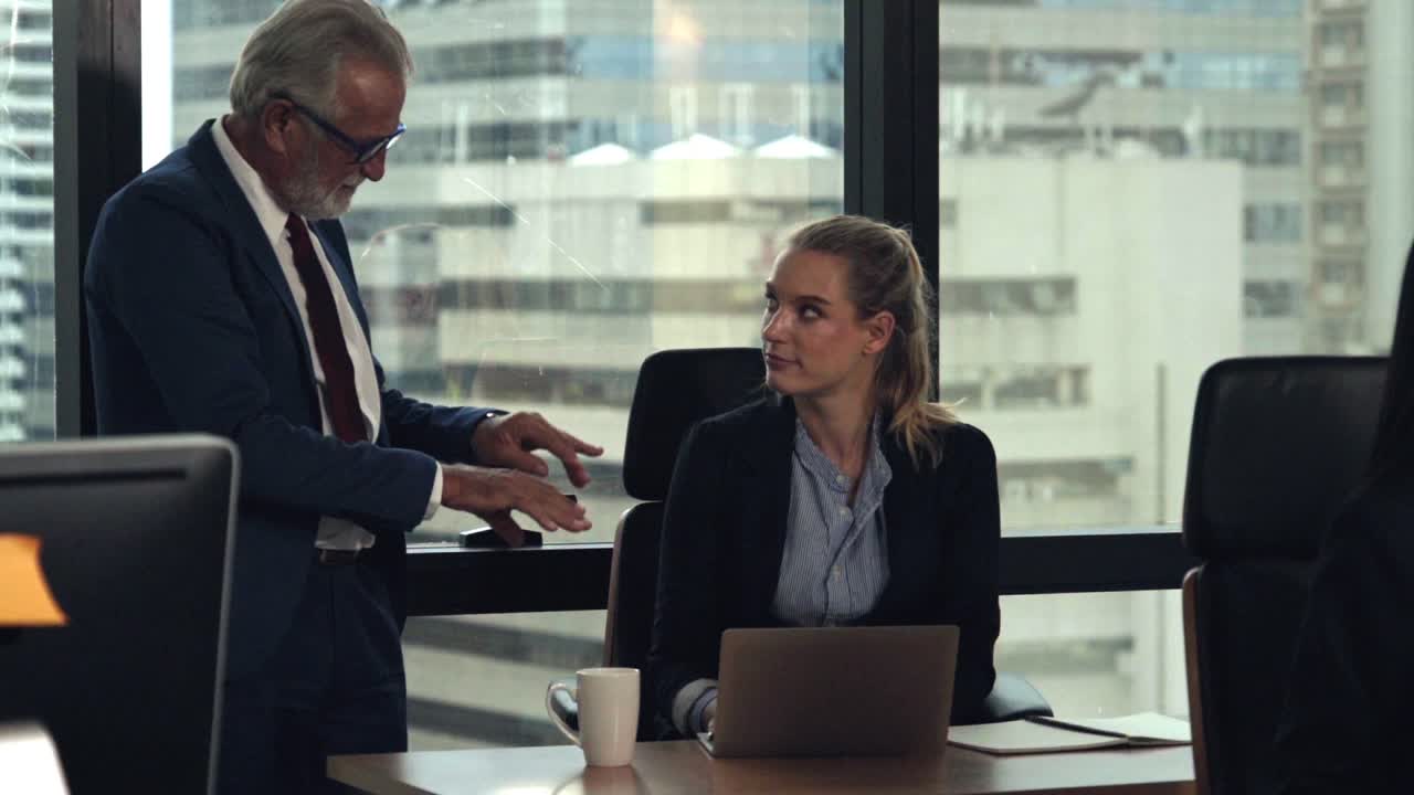 el gerente sénior da consejos a la joven trabajadora.