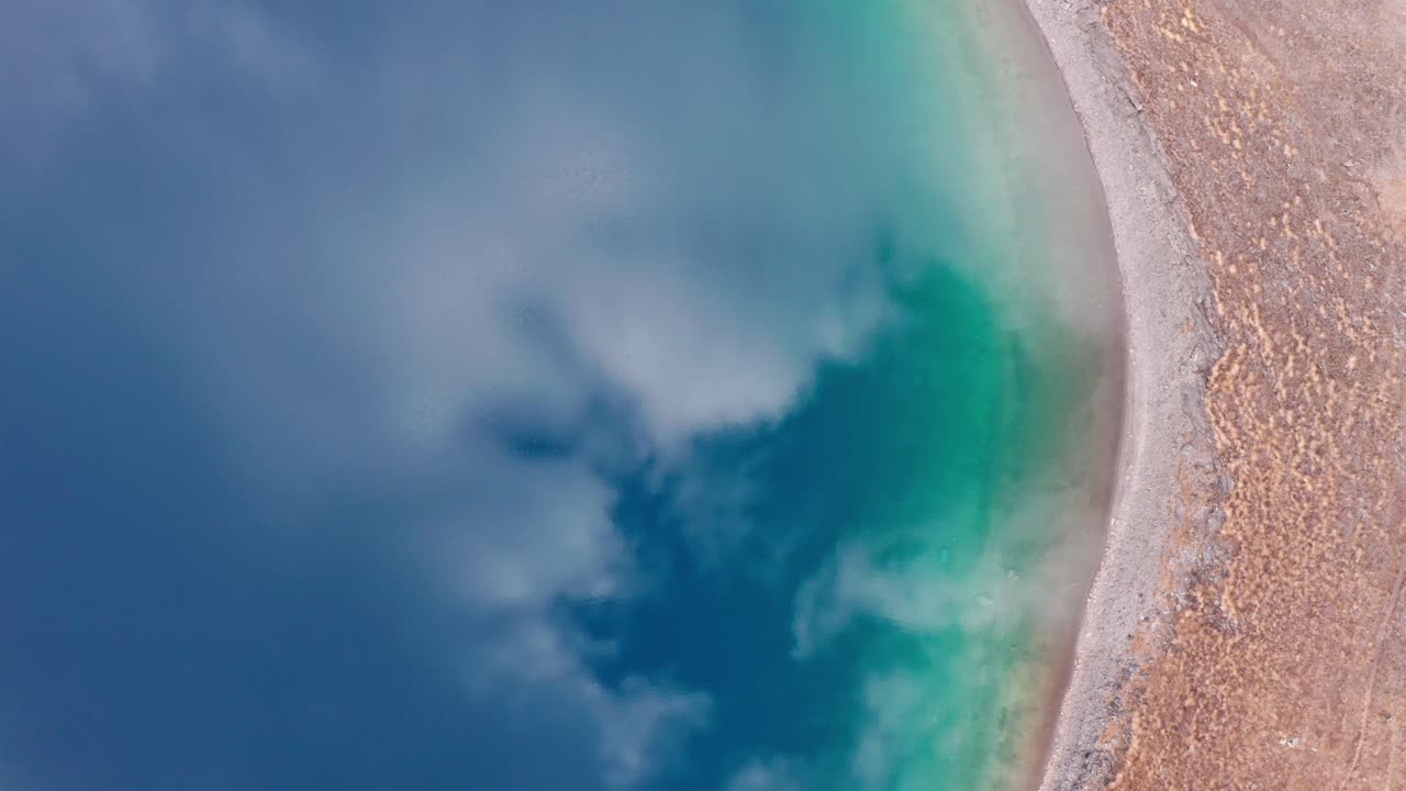 은 푸른 물 과 시골 해안 을 가진 활기찬 라보디레크 호수 의 공중 사진